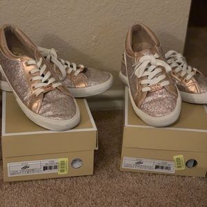 Girls shoes sizes run 2.5 to 4.5